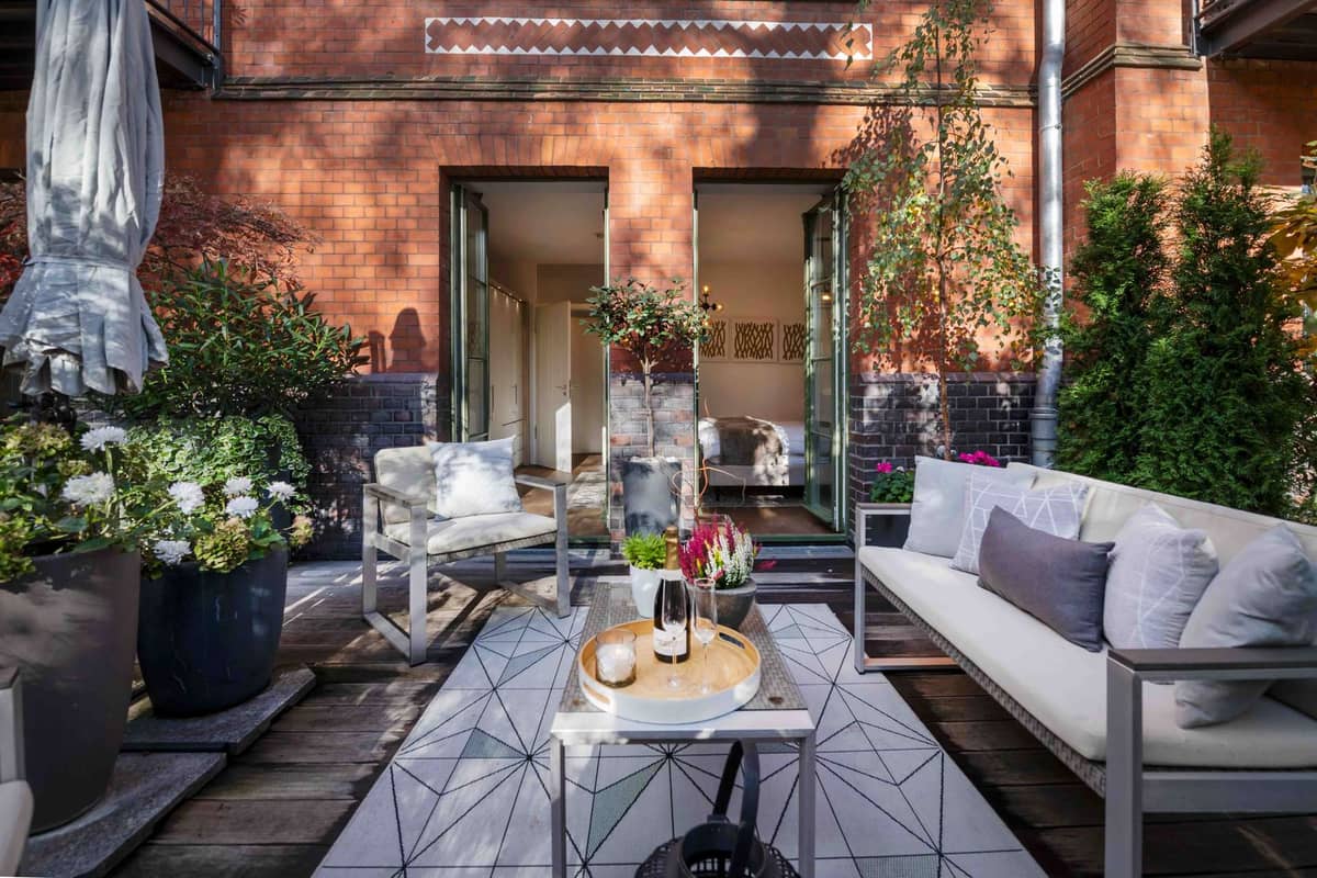 Terrasse mit Blick ins Schlafzimmer