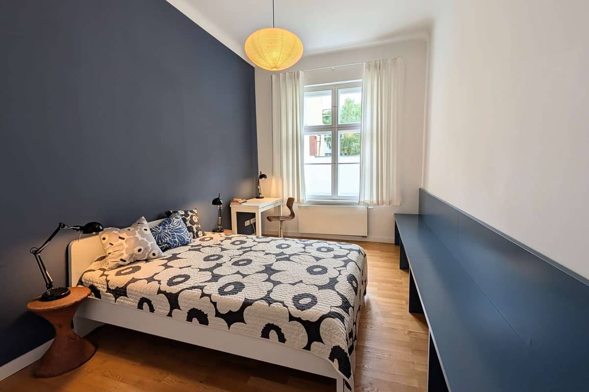 Schlafzimmer I Blick zum Fenster