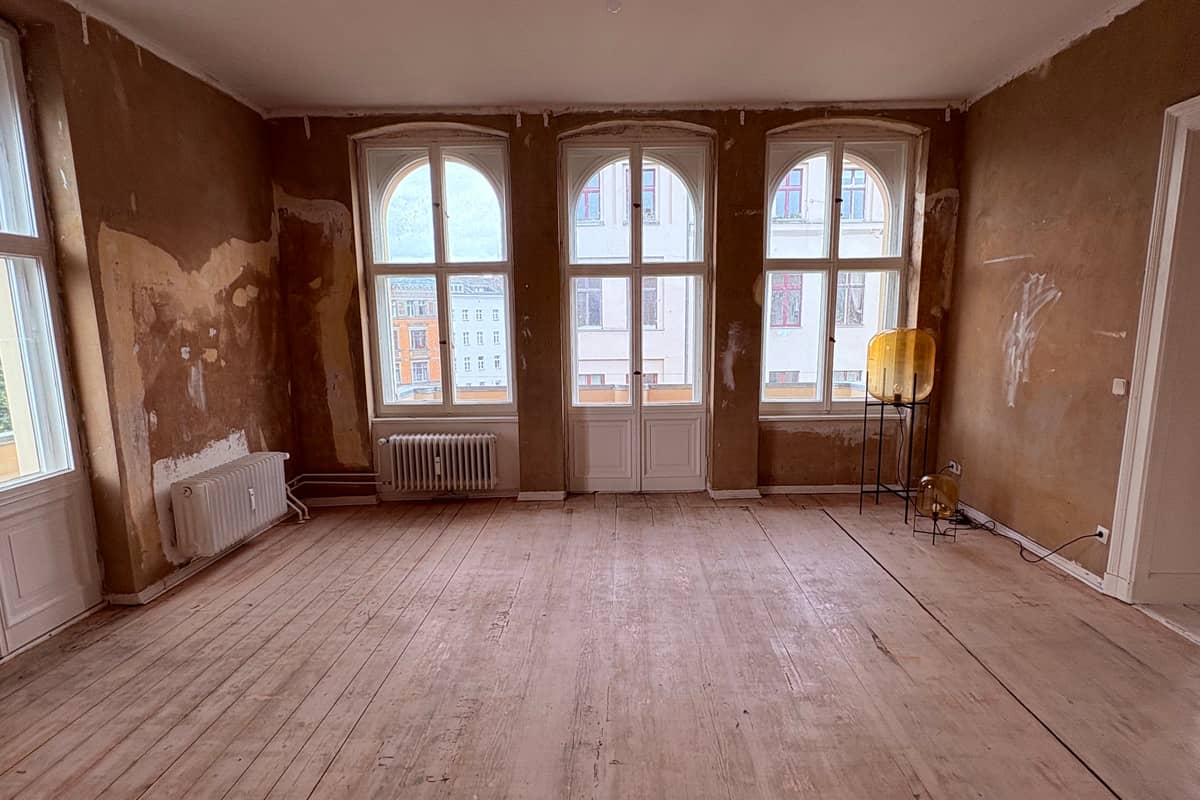 Wohnzimmer mit 2 Balkonen