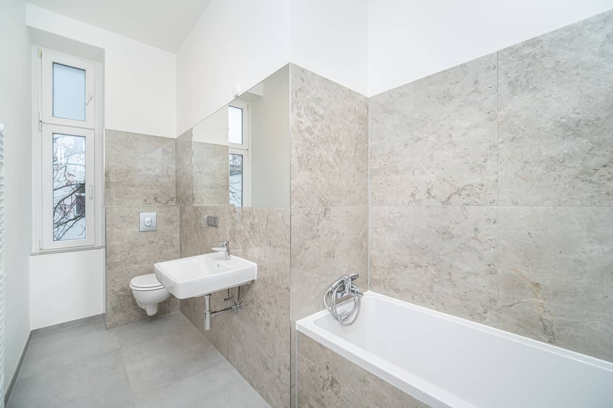 Modernes Bad mit Wanne