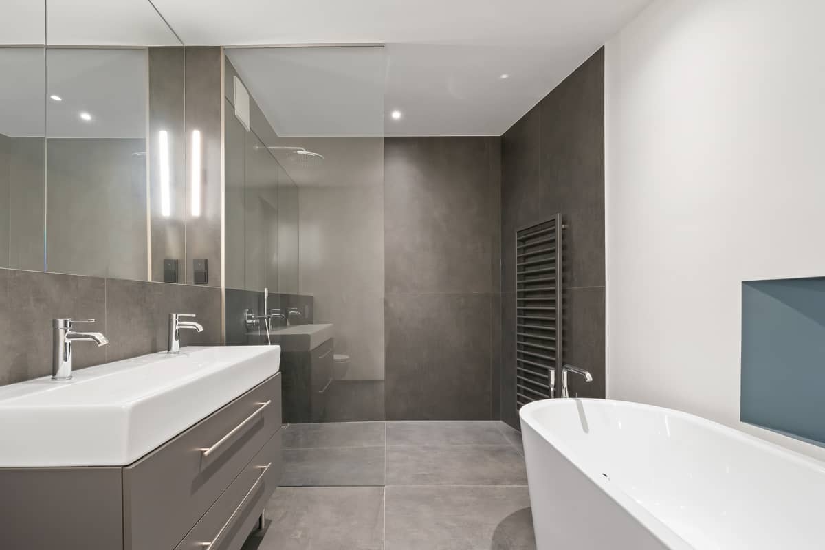 Mit Dusche und Wanne