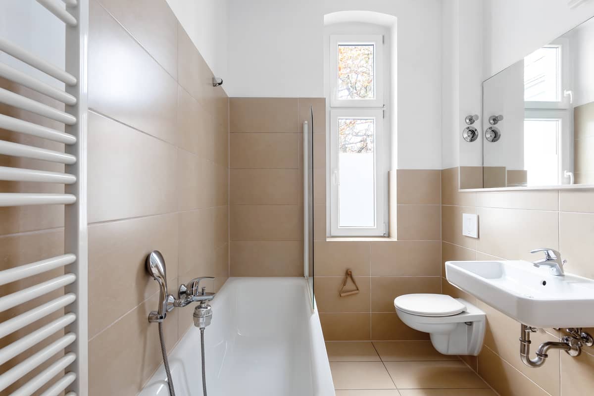 Room to spread out. Three rooms with a balcony in Charlottenburg for €415,000.