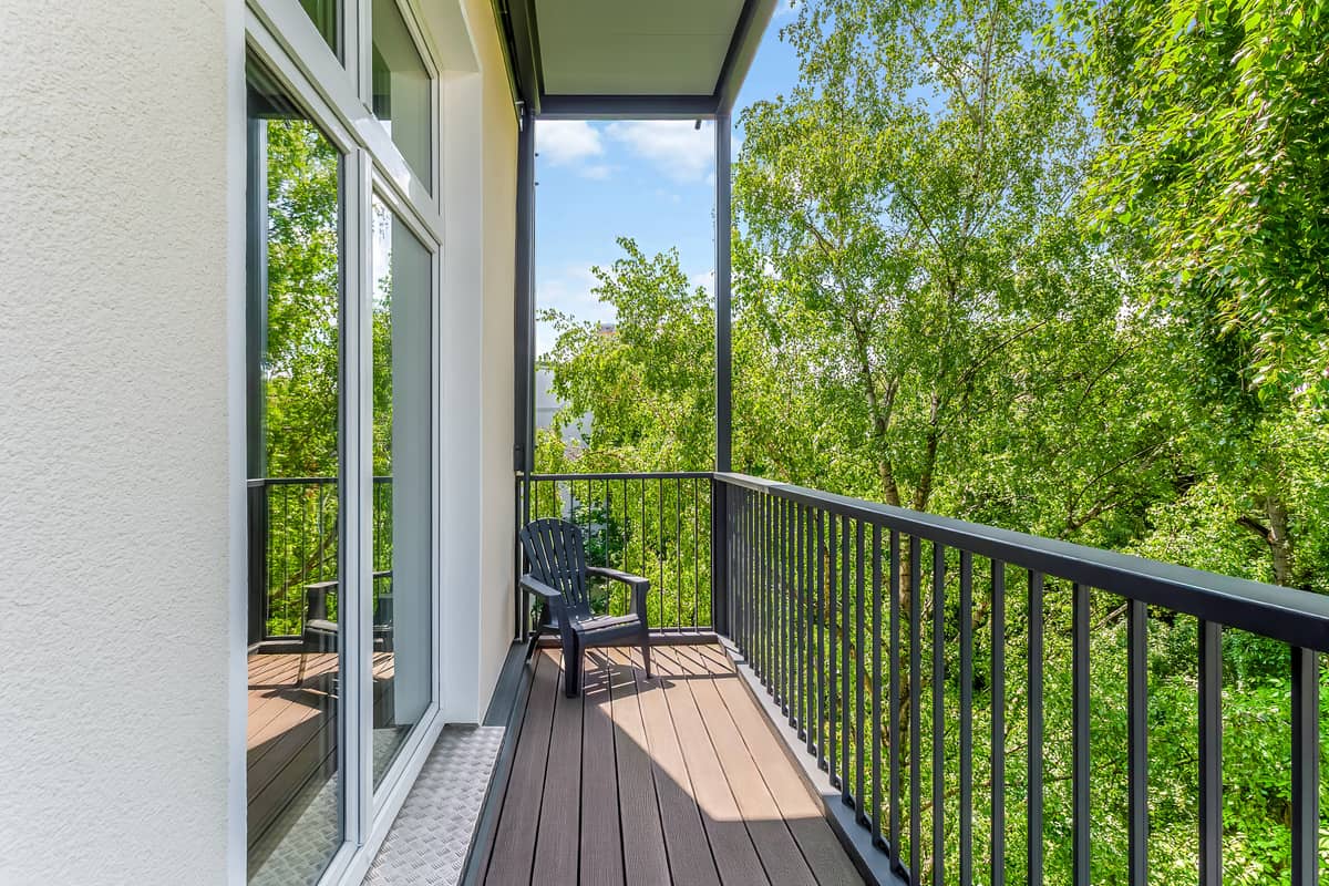 Großer, sonniger, schöner Balkon