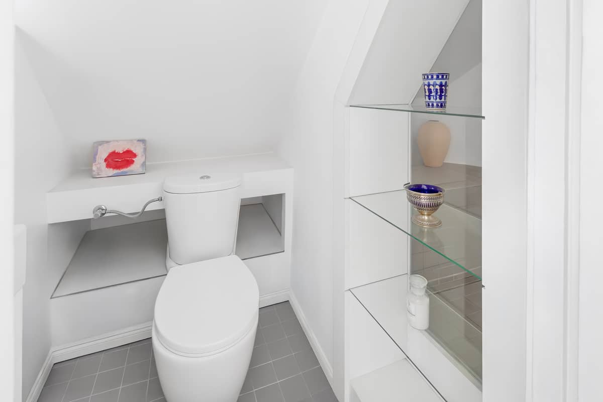 Mit WC und Dusche
