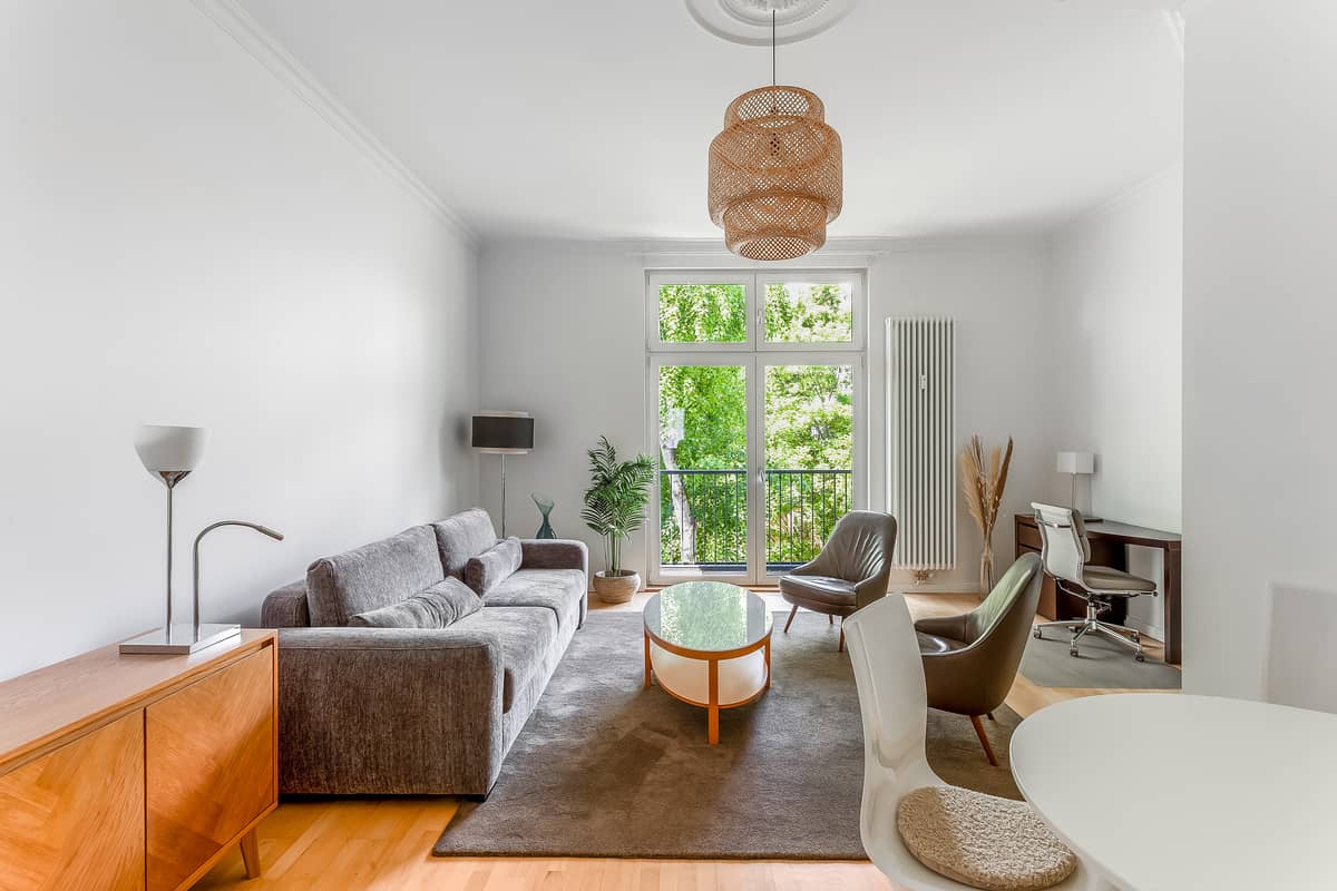 Blick im Wohnzimmer zum Hof