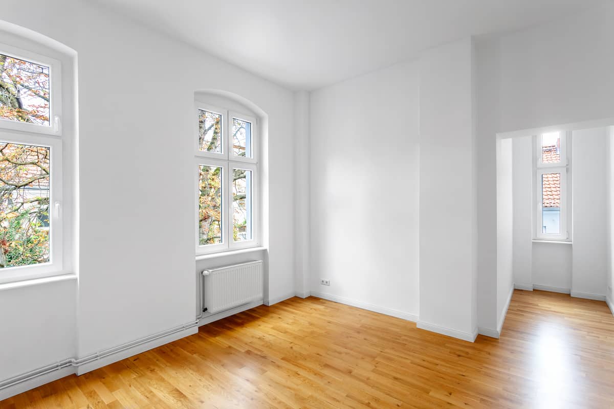 Room to spread out. Three rooms with a balcony in Charlottenburg for €415,000.