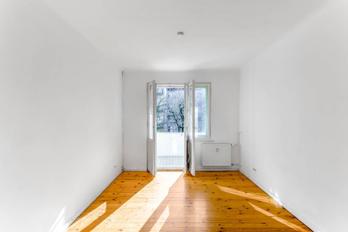 Wohnzimmer mit Balkon