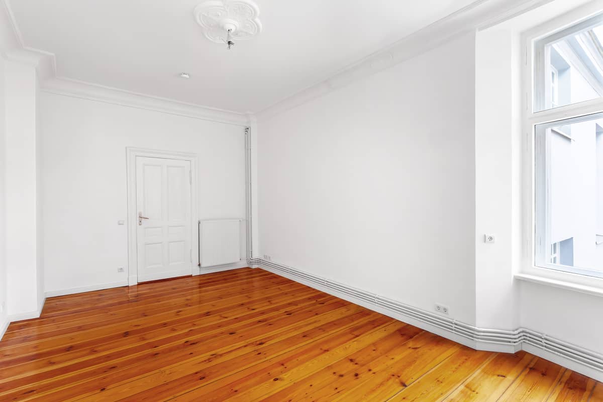 Room to spread out. Three rooms with a balcony in Charlottenburg for €415,000.