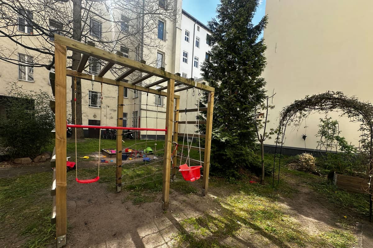 Hof mit Spielgeräten