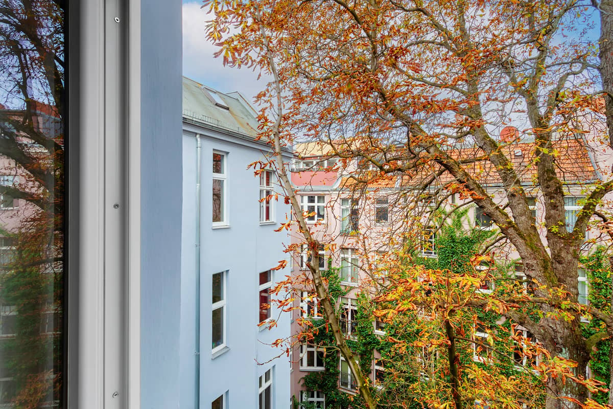 Room to spread out. Three rooms with a balcony in Charlottenburg for €415,000.