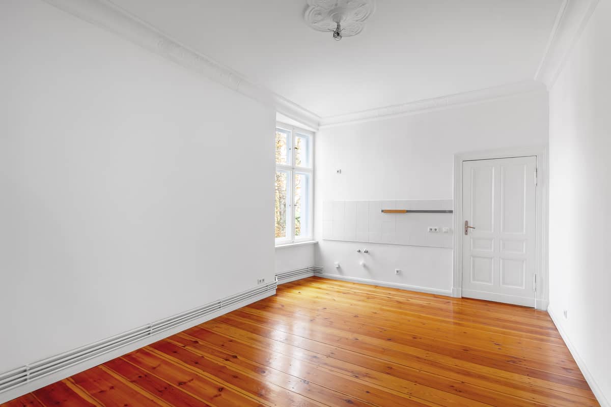 Room to spread out. Three rooms with a balcony in Charlottenburg for €415,000.
