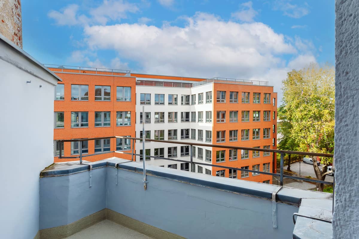 Room to spread out. Three rooms with a balcony in Charlottenburg for €415,000.