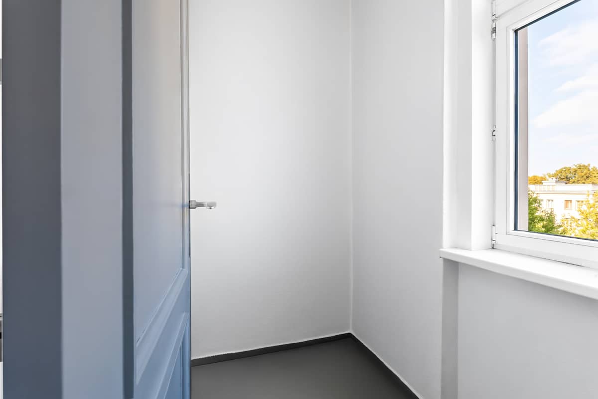 Waschraum mit Fenster