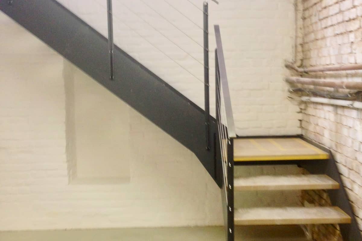 Leichte Holz-Stahl-Treppe