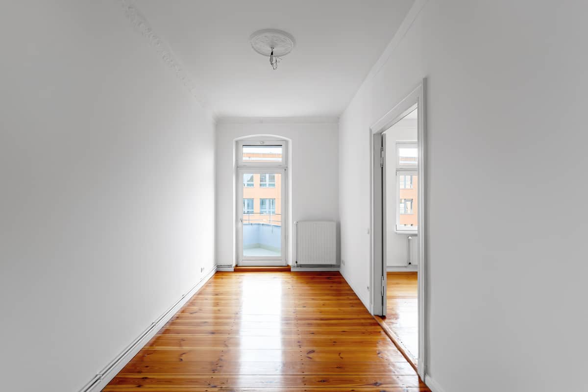Room to spread out. Three rooms with a balcony in Charlottenburg for €415,000.