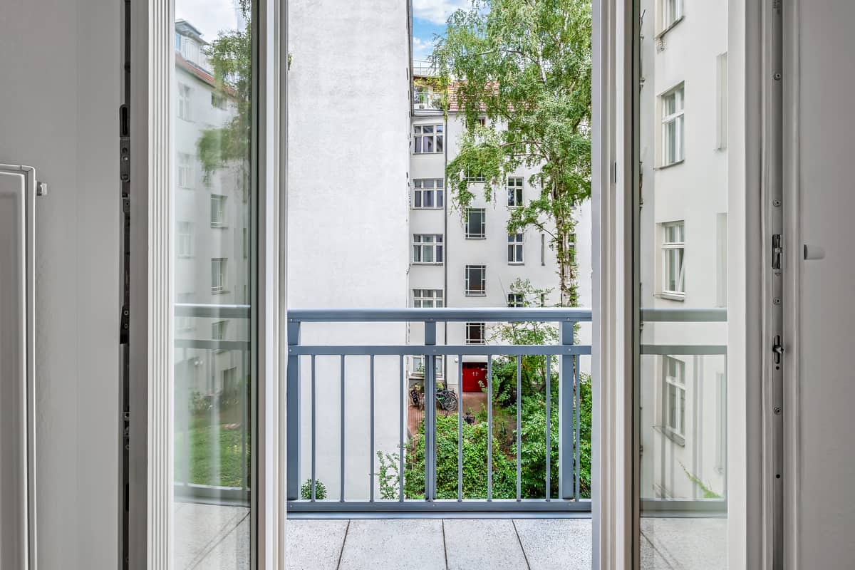 Blick in den hellen Hof