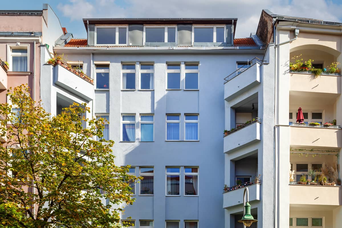 Room to spread out. Three rooms with a balcony in Charlottenburg for €415,000.