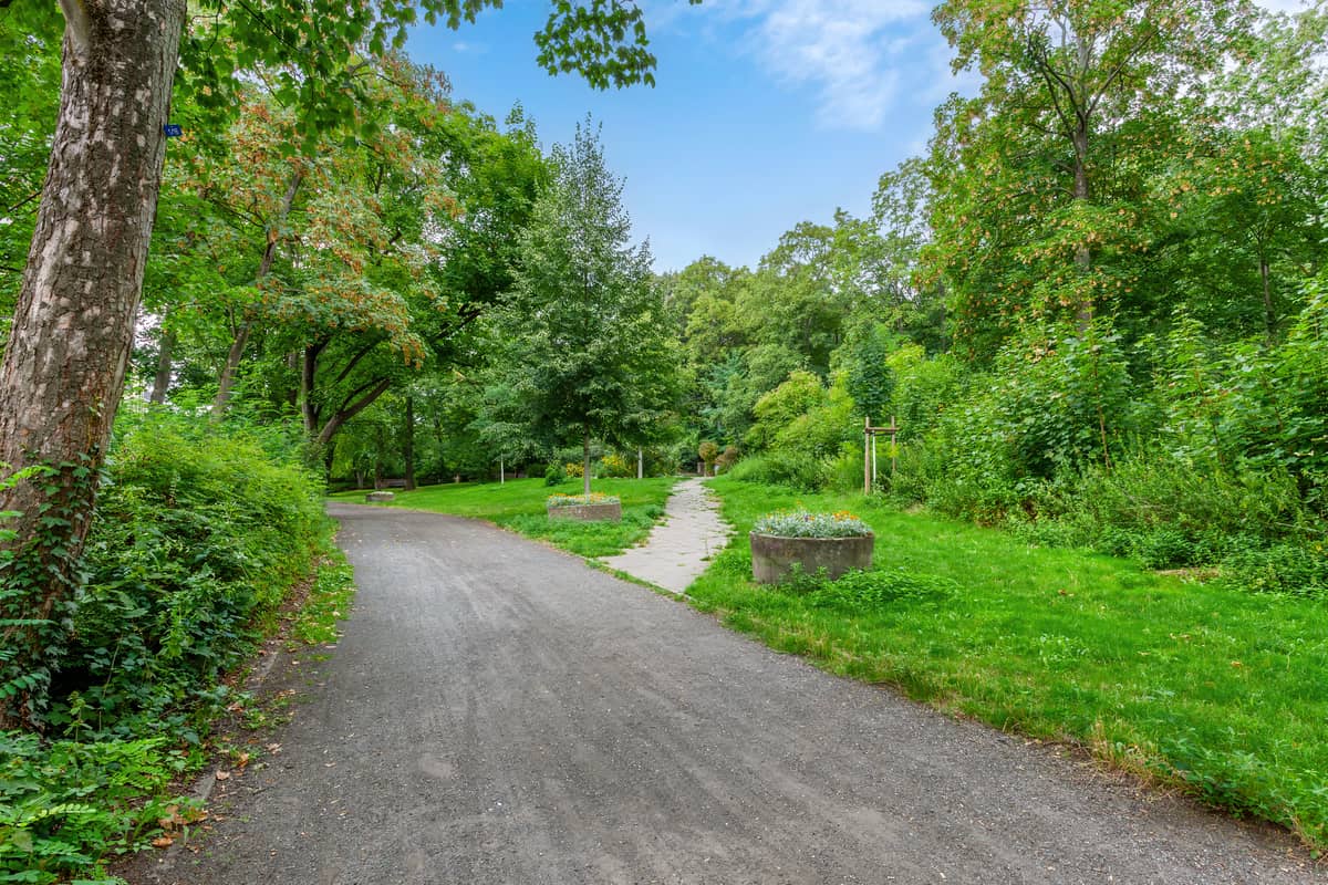 Romantischer Park in direkter Nachbarschaft