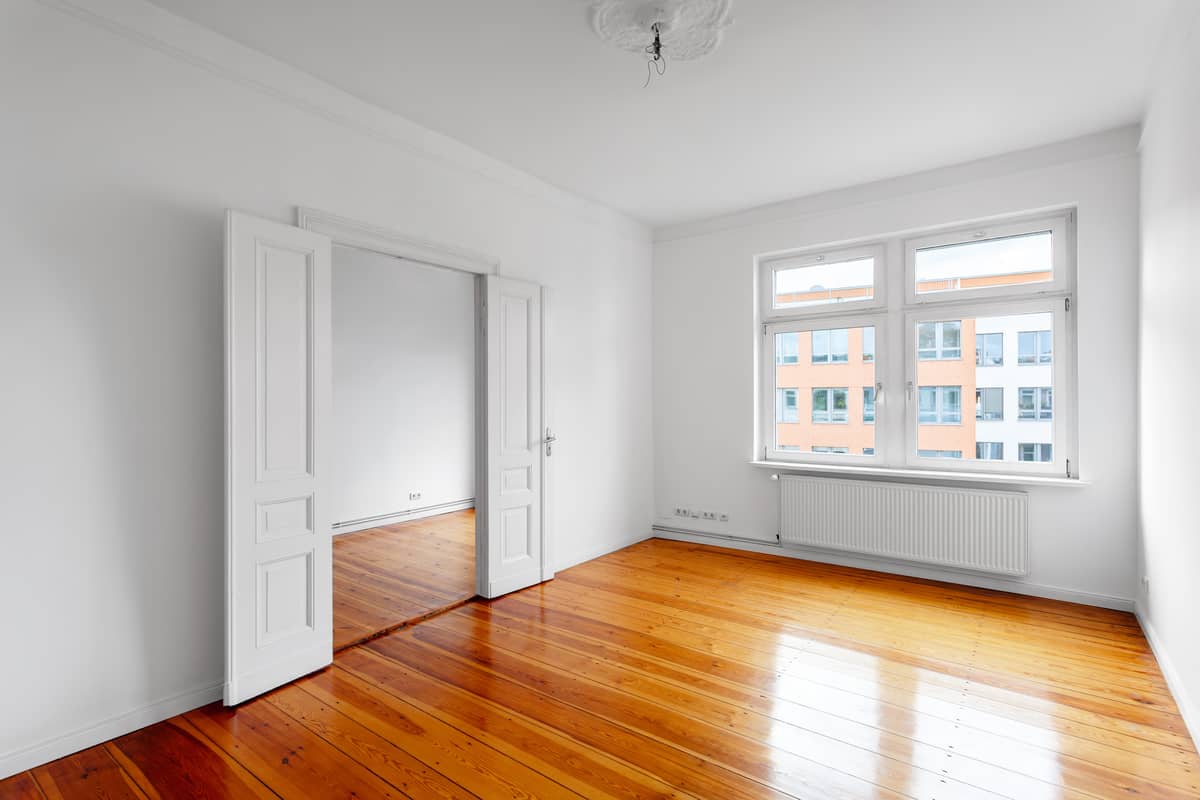 Room to spread out. Three rooms with a balcony in Charlottenburg for €415,000.