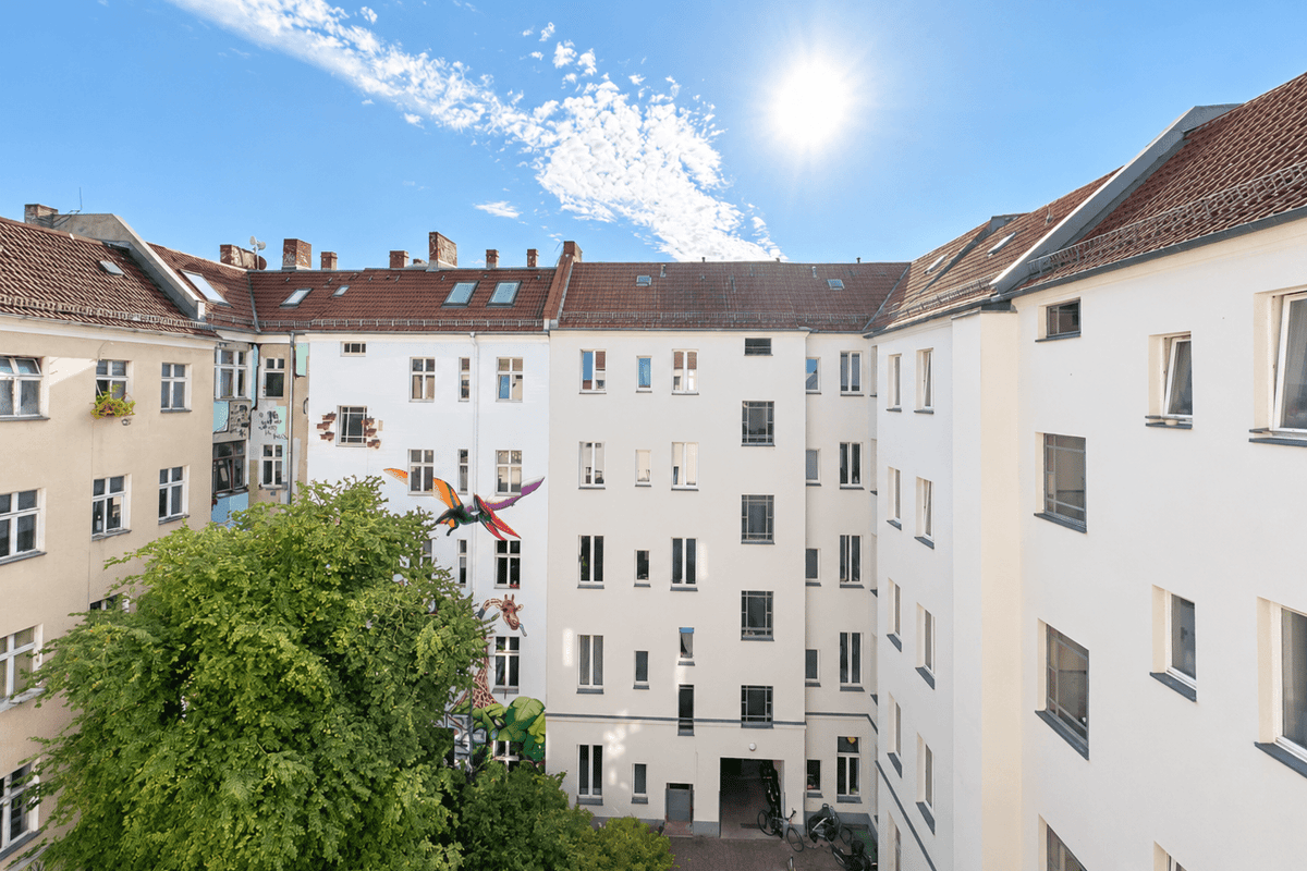 Blick in den sonnigen Innenhof