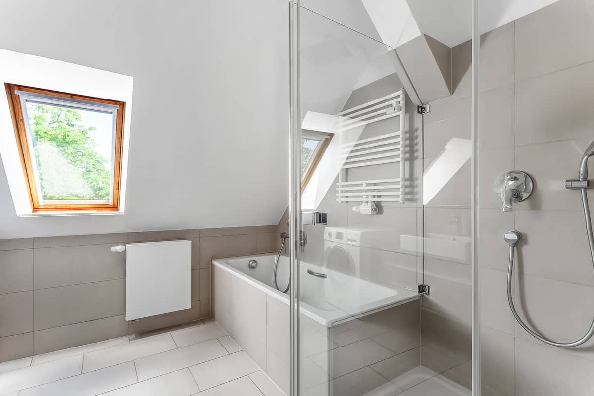 Helles Badezimmer mit Morgensonne