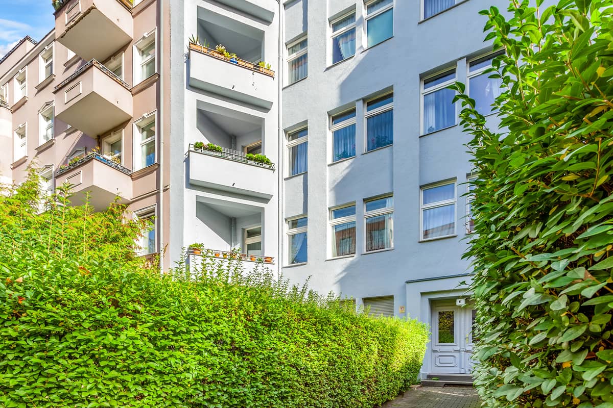Room to spread out. Three rooms with a balcony in Charlottenburg for €415,000.