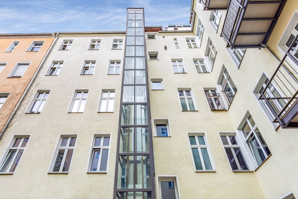 Fassade mit Aufzug im Hinterhof