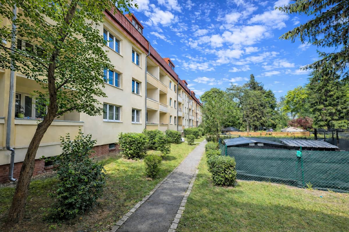 grüner Hinterhof