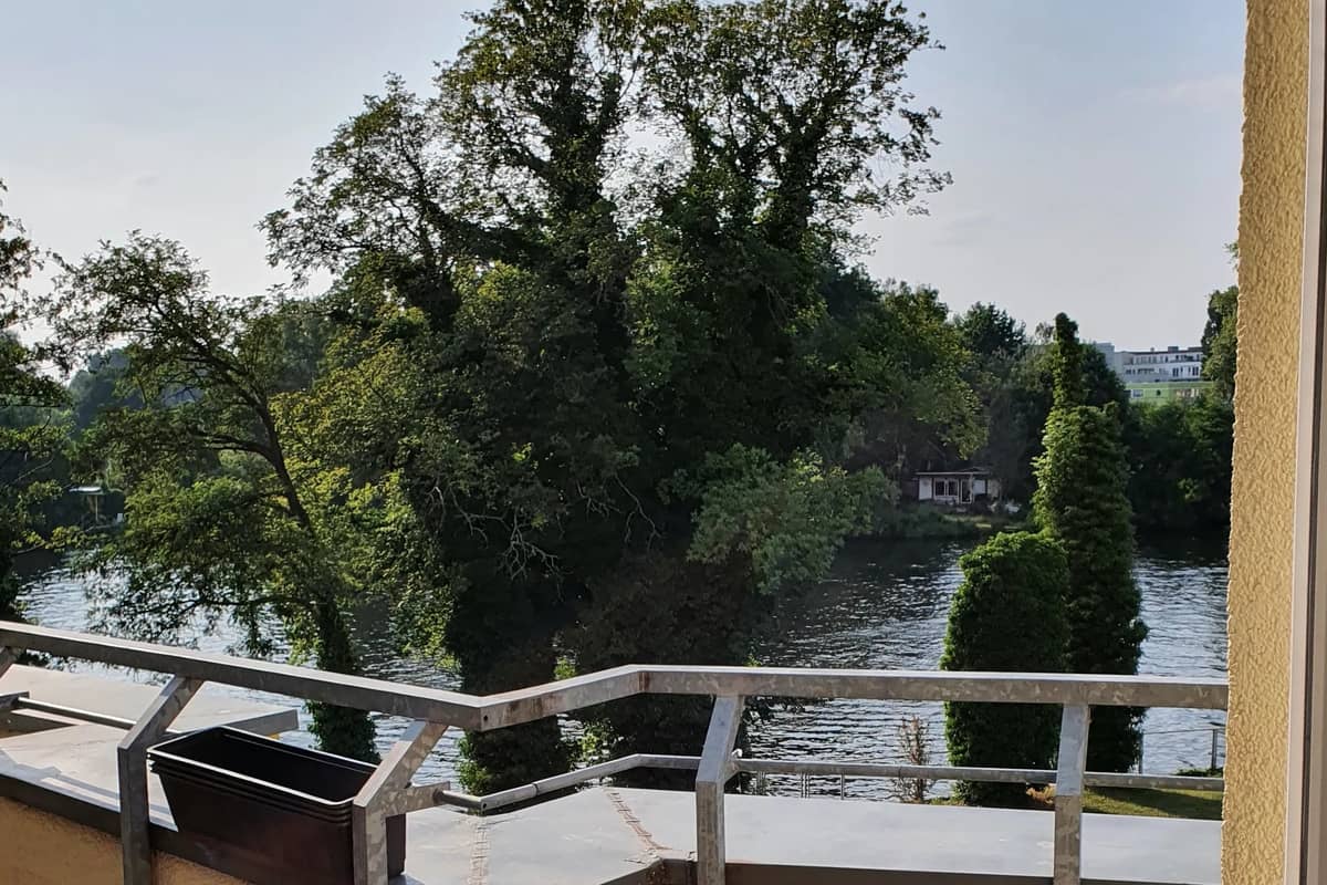 Balkon mit direktem Blick aufs Wasser