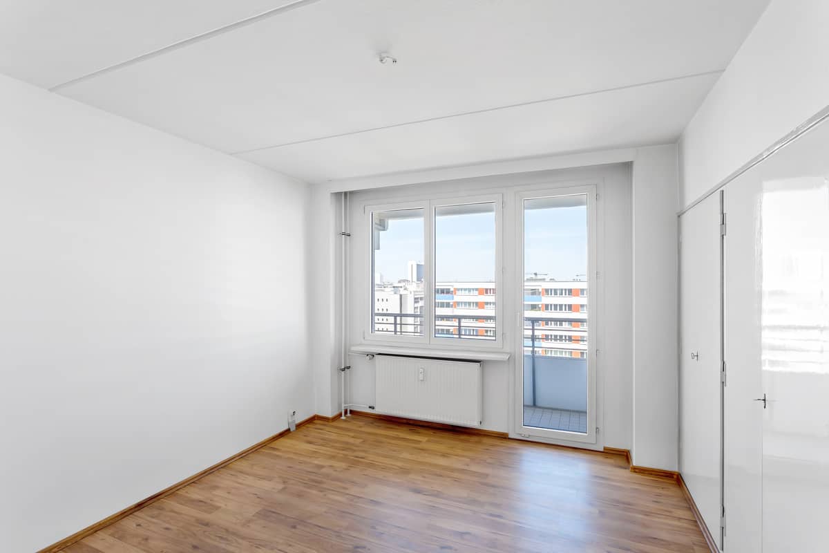 Zimmer mit Balkonzugang