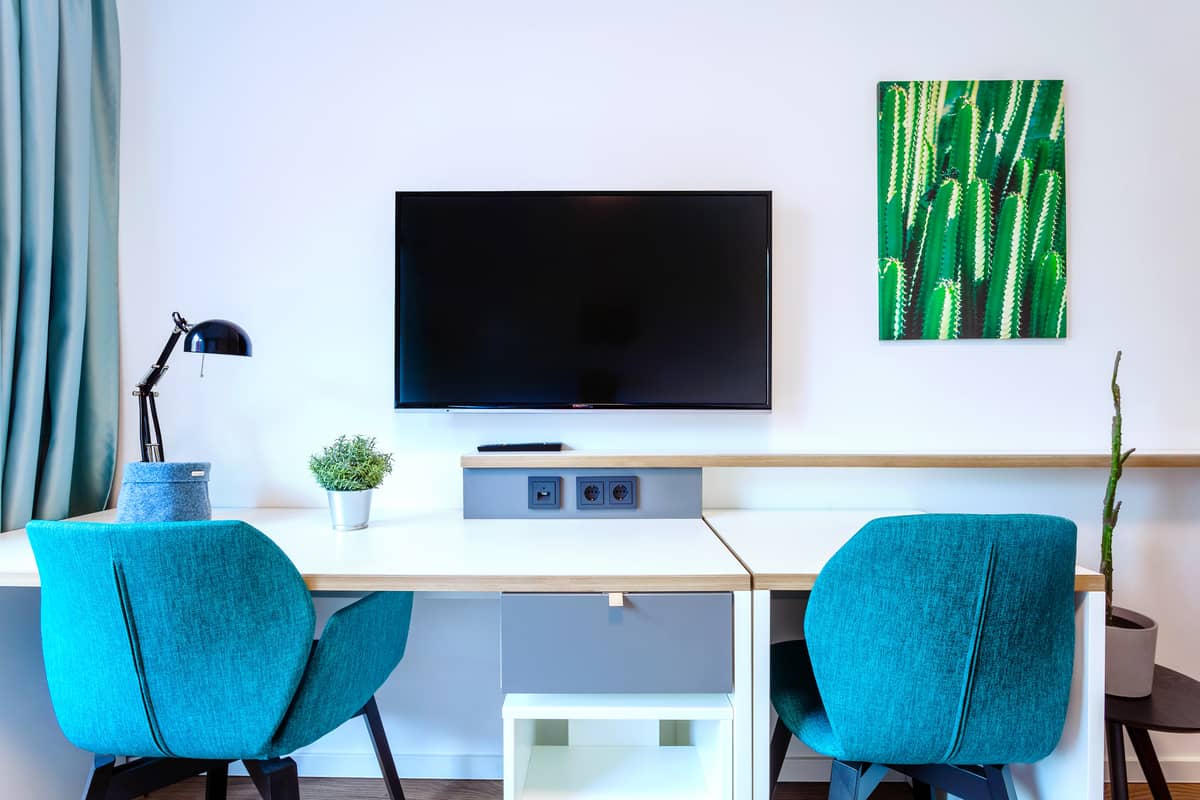 Schreibtisch mit Fernseher