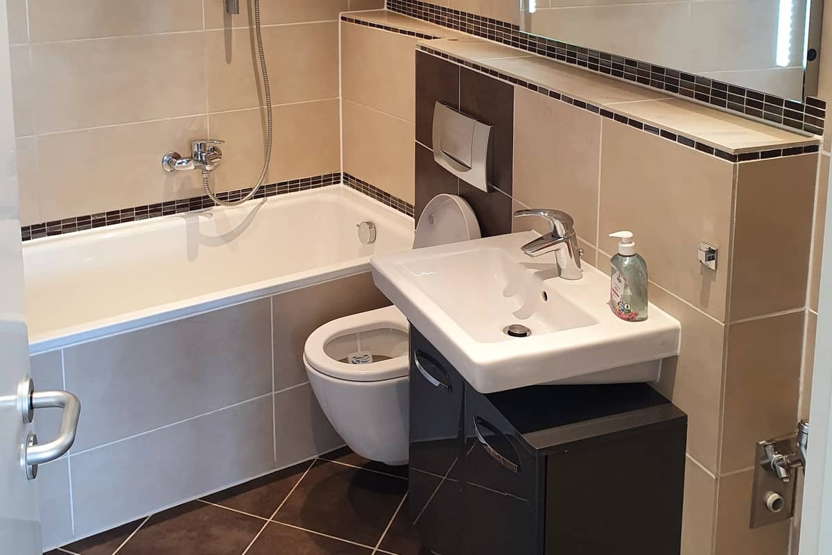 Modernisiertes Badezimmer mit extra Abstellraum