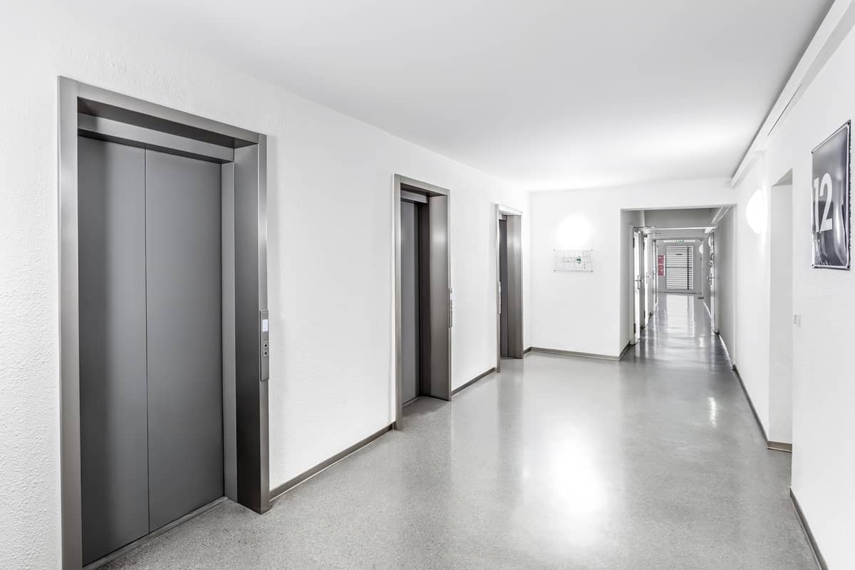 Drei Aufzüge