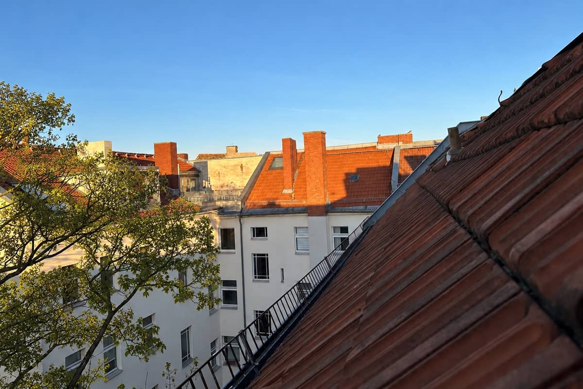 Sonniger Innenhof ausgebaute Nachbardächer