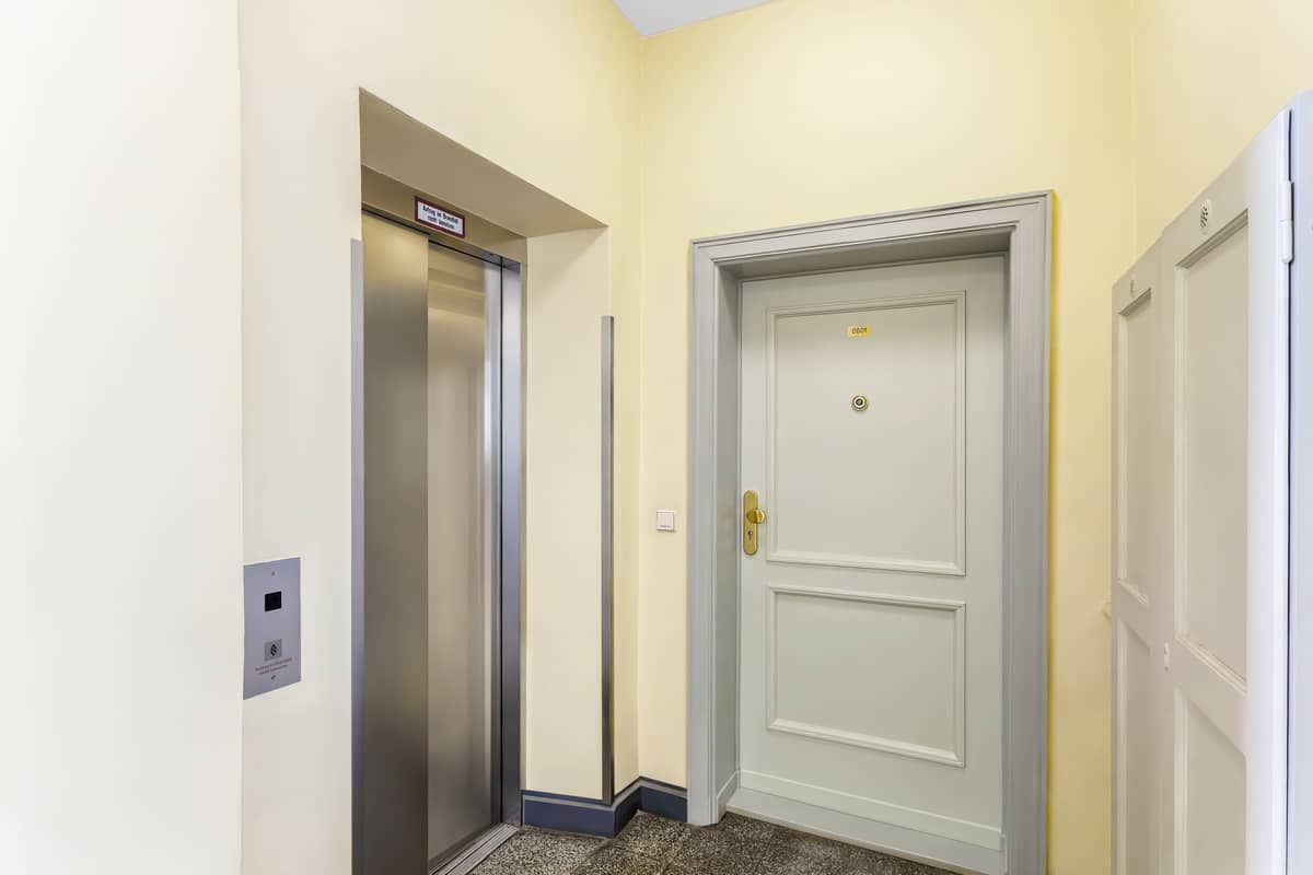 Aufzug im Treppenhaus