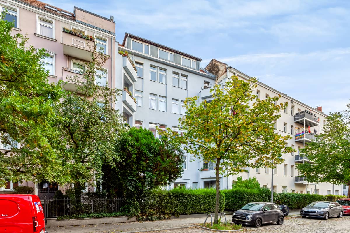 Room to spread out. Three rooms with a balcony in Charlottenburg for €415,000.