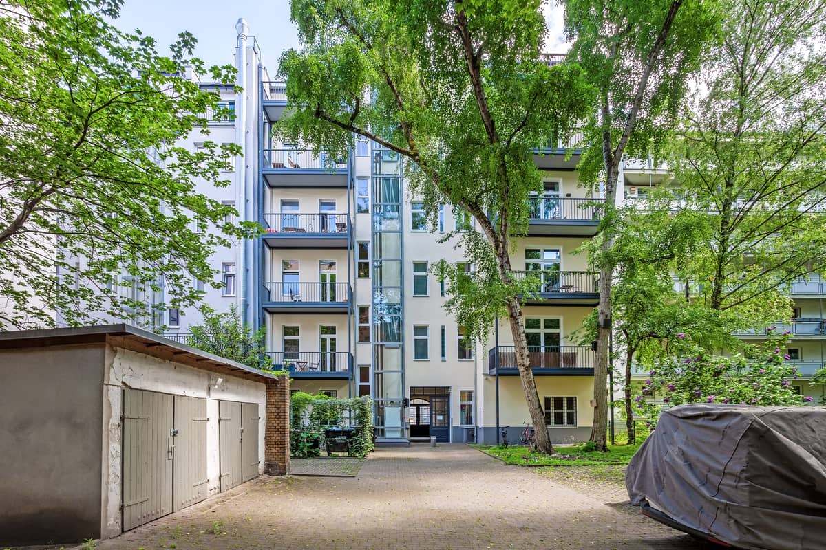 nnenhof mit Stellplätzen und Garagen