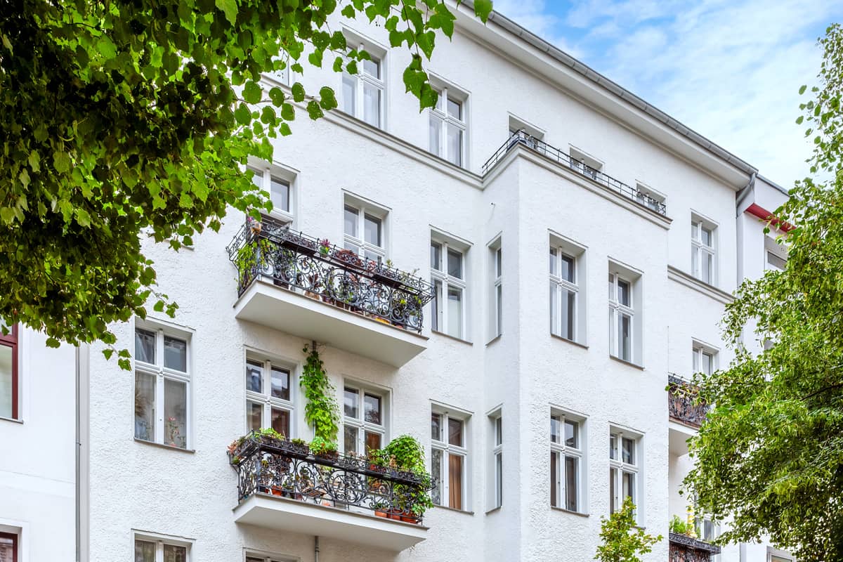 Balkone mit gußeisernen Balkongittern