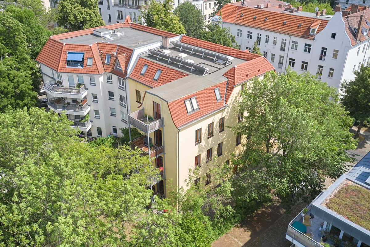 Future-Proof Investment in Berlin-Pankow: Modernized Apartment Building.