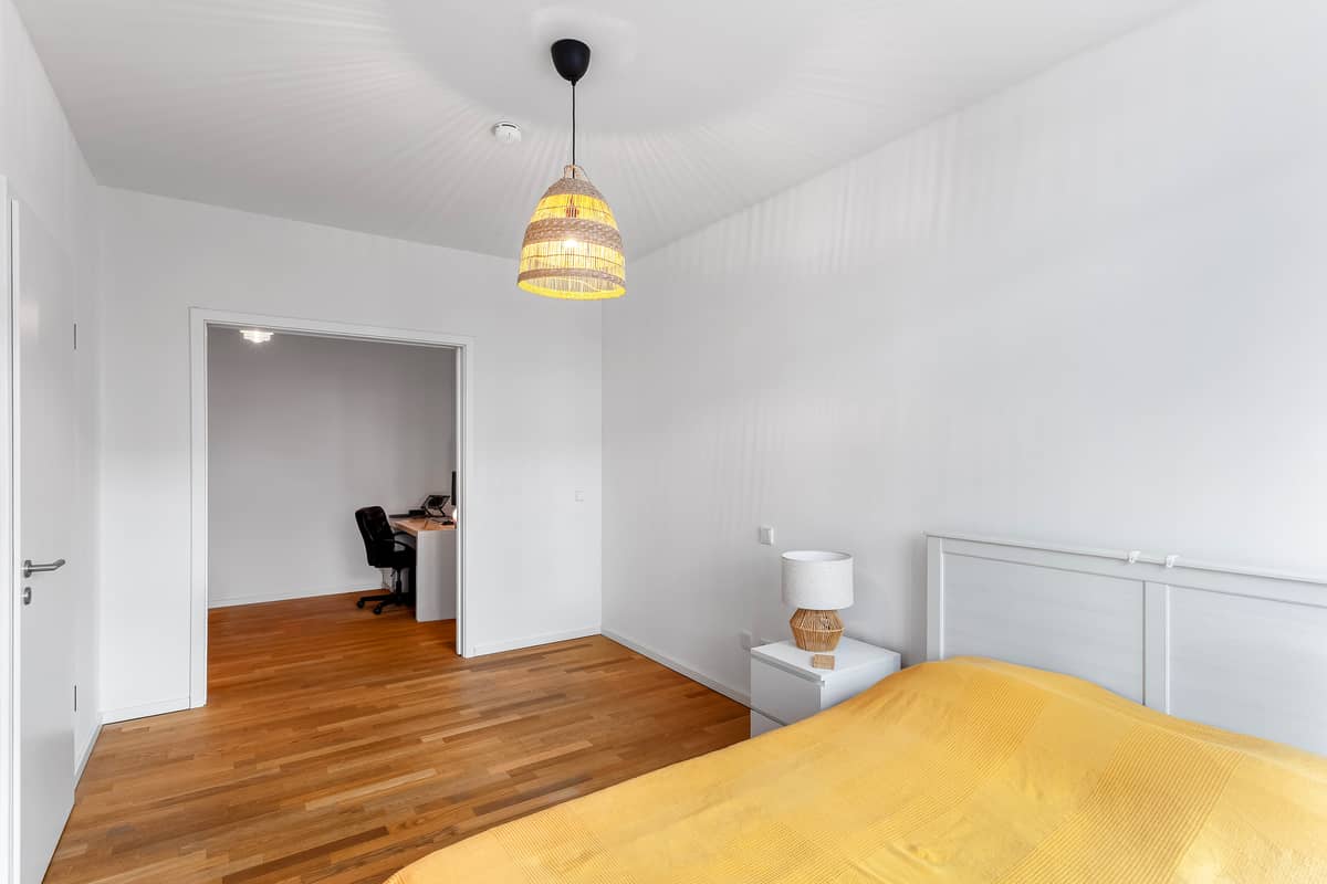 Schlafzimmer mit Arbeitsbereich oder Ankleide