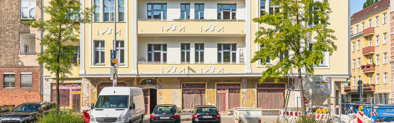 Invest in an exclusive residential location. Rented apartments and commercial space that can be used for residential purposes.