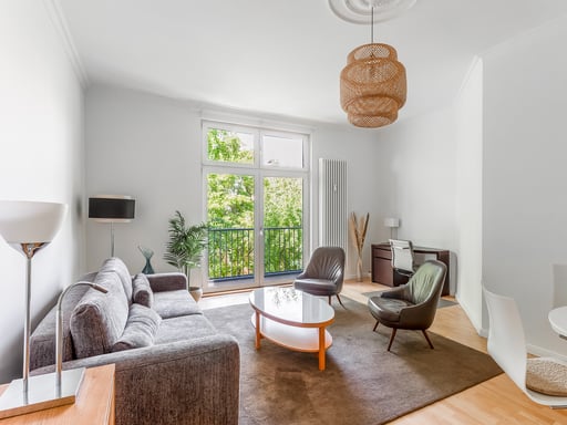 Schicke Altbau-Perle in Friedrichshain: 82 m², Balkon, Lift & bezugsfrei