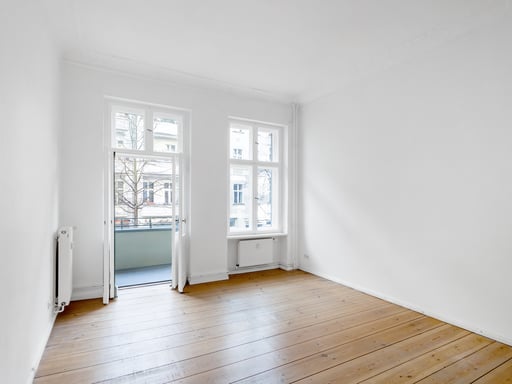 Zwischen Kreuzberg, Neukölln und Treptow: Bezugsfreie 2 Zimmer Wohnung mit Balkon und klarer Aufteilung