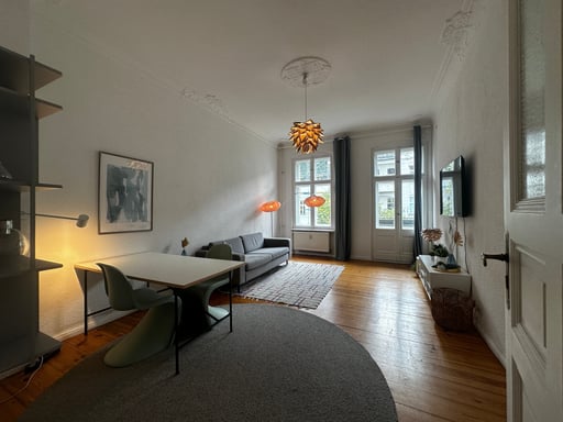 Bezugsfrei und komplett möbliert: 2 Zimmer im Kungerkiez mit Balkon und Stuck