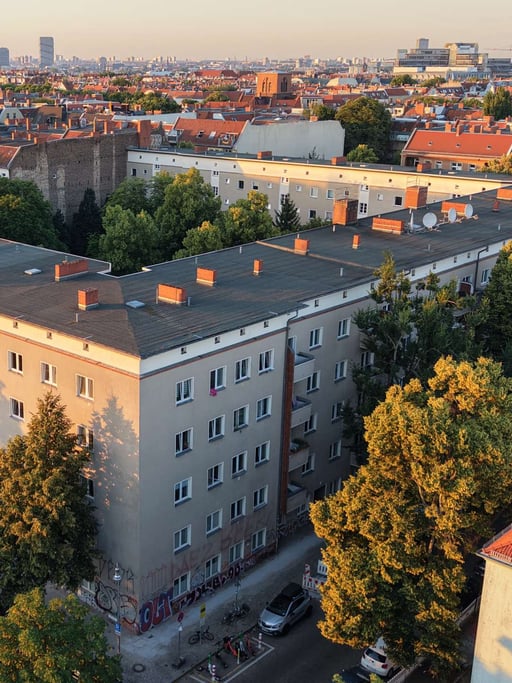 Jetzt preisreduziert! Stilvolle, sanierte 2-Zimmer-Wohnung direkt am Tempelhofer Feld – bezugsfrei!