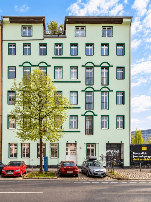 Beautiful Period Apartment with Eat-In Kitchen and Sunny Balcony in a Vibrant Neighbourhood
