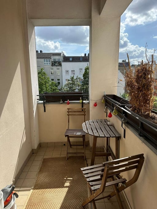 Beautifully renovated 3-room apartment in an old building with balcony and panoramic views in Prenzlauer Berg!