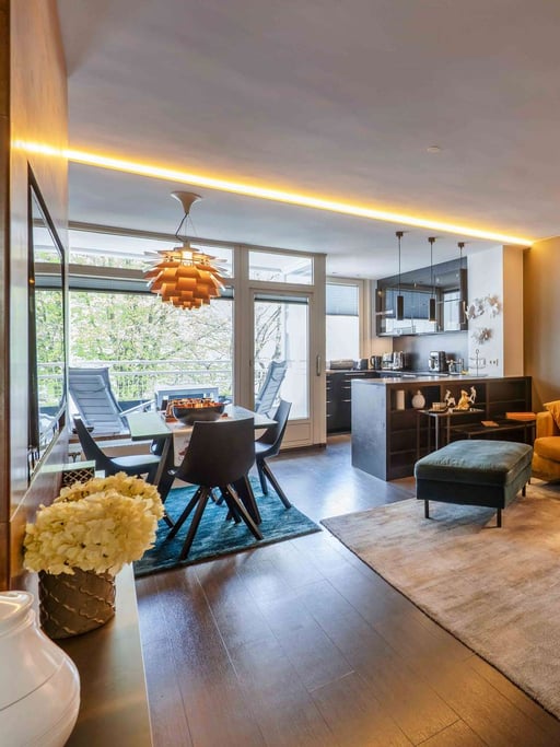 Breakfast on the Balcony, Shopping at KaDeWe: Exclusive 3-Room Apartment with Fitted Kitchen & Balcony
