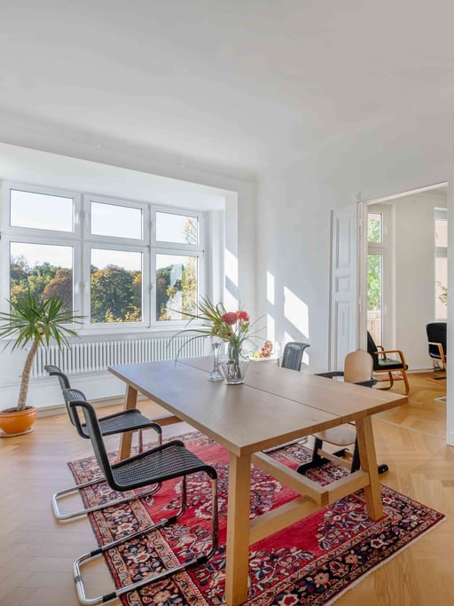 Exklusive Altbauwohnung mit Westloggia an der Spree