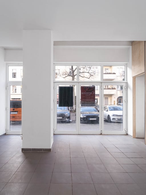 Commercial unit with 83 m² and basement in a good location – versatile and immediately available